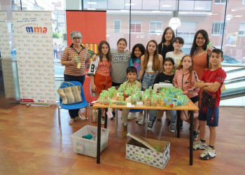 Abrera promou la cultura emprenedora amb el programa CuEmE. Les cooperatives de 5è de l’Escola Francesc Platón i Sartí venen els seus productes