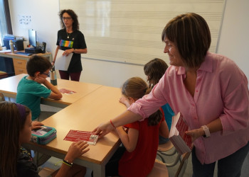 Visitem l'Escola Municipal de Música d'Abrera, que ha iniciat el curs 2024-25 amb 186 alumnes, per donar la benvinguda al nou curs escolar musical. Bon inici a totes i tots!