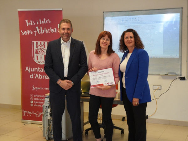 A Abrera apostem per la formació! Lliurem els diplomes acreditatius del curs Factura Electrònica per a comerços. Enhorabona a tothom!