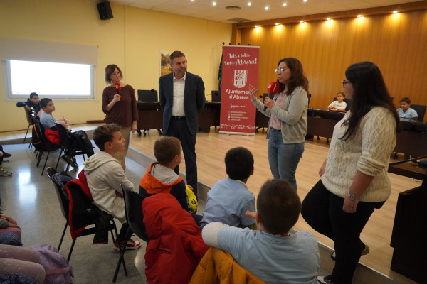 L'alumnat de tercer curs de l'Escola Josefina Ibáñez visita el consistori d'Abrera dins l'activitat 'El meu Ajuntament' aquest curs 2024-2025