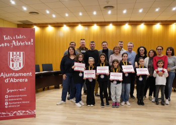 Entreguem els diplomes de reconeixement a les integrants de l'entitat Juventudes Rocieras, pels seus èxits assolits en el darrer Campionat de dansa de Catalunya