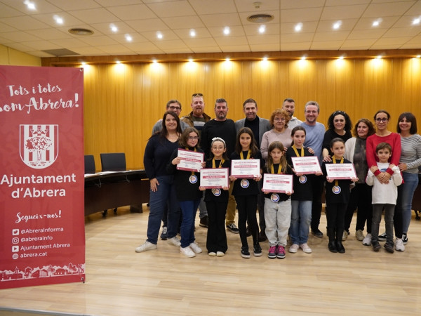 Entreguem els diplomes de reconeixement a les integrants de l'entitat Juventudes Rocieras, pels seus èxits assolits en el darrer Campionat de dansa de Catalunya