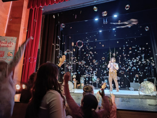 Èxit d'assistència a l'espectacle familiar 'Vegin i passin, bombolles d'aprop' per commemorar el Dia Internacional de la Infància