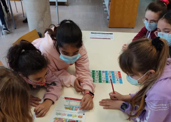 Continuem amb les visites escolars a la nostra Biblioteca Josep Roca i Bros amb grups de l'Escola Francesc Platón i Sartí, Ernest Lluch i Josefina Ibáñez