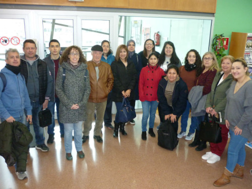 Alumnes del Servei Local de Català d’Abrera visiten la Biblioteca Josep Roca i Bros