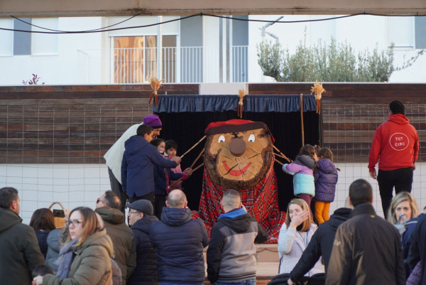 La il·lusió del Nadal es viu a Abrera! Tió de Nadal solidari