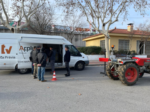 Abrera ha acollit una nova jornada d'ITV mòbil per a tractors i remolcs davant del Casal del Social del Rebato