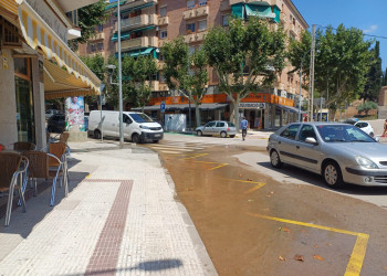 El Servei Municipal d'Aigües d'Abrera està treballant en una fuita d'aigua que s'ha produït en el carrer de Lluís Companys