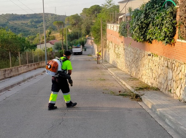 Durant el mes de novembre continuem treballant i cuidant la via pública en el barri de Can Vilalba del nostre municipi amb treballs de desbrossada