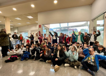 La il·lusió del Nadal es viu a Abrera! Gaudim a l'Ajuntament de la cantada de nadales de l'alumnat de tercer de primària de l'Escola Francesc Platón i Sartí