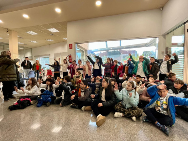 La il·lusió del Nadal es viu a Abrera! Gaudim a l'Ajuntament de la cantada de nadales de l'alumnat de tercer de primària de l'Escola Francesc Platón i Sartí