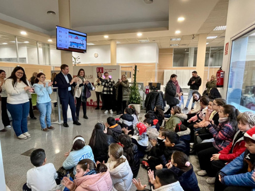 La il·lusió del Nadal es viu a Abrera! Gaudim a l'Ajuntament de la cantada de nadales de l'alumnat de tercer de primària de l'Escola Francesc Platón i Sartí