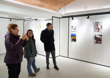 Visitem l'exposició 'Art i memòria fotogràfica: l’Abrera d’abans i la d’ara' a l'Espai Artístic Pere torres amb els i les joves que han participat en la mostra