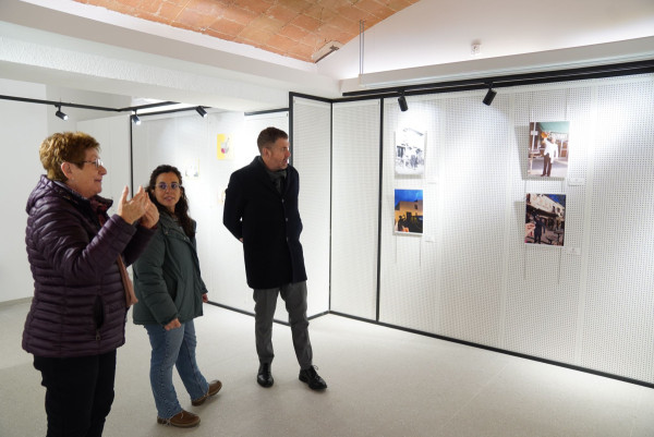 Visitem l'exposició 'Art i memòria fotogràfica: l’Abrera d’abans i la d’ara' a l'Espai Artístic Pere torres amb els i les joves que han participat en la mostra