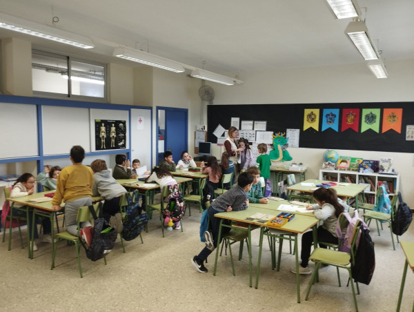 L'alumnat de tercer curs de l'Escola Francesc Platón i Sartí visita el consistori d'Abrera dins l'activitat 'El meu Ajuntament' aquest curs 2024-2025