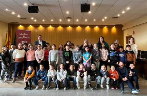 L'alumnat de tercer curs de l'Escola Francesc Platón i Sartí visita el consistori d'Abrera dins l'activitat 'El meu Ajuntament' aquest curs 2024-2025