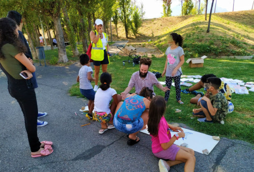 Els dimarts i els dimecres a la tarda participa a la Biblio-Parc del Camí del riu, al barri de Can Morral