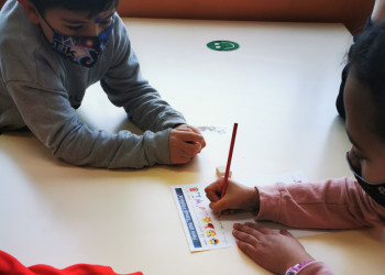 L'alumnat de 4t de primària de l'Escola Francesc Platón i Sartí visita la Biblioteca Josep Roca i Bros d'Abrera