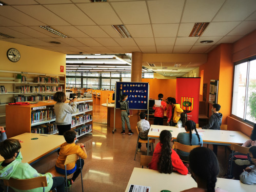 L'alumnat de 4t de primària de l'Escola Francesc Platón i Sartí visita la Biblioteca Josep Roca i Bros d'Abrera