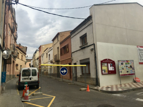 Tall temporal del trànsit de vehicles al tram inicial del carrer Major per obres