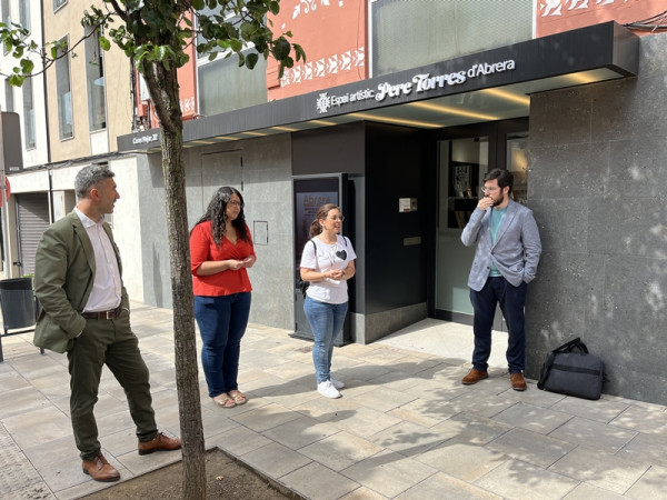 L'alumnat de 1r de Batxillerat de l'Institut Voltrera d'Abrera visita l’exposició ‘Vencedors i Vençuts’ del nou Espai Artístic Pere Torres d’Abrera