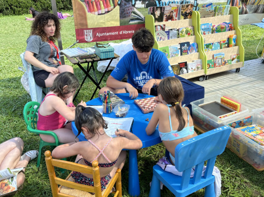 Gaudim de la Biblipiscina a la Piscina Municipal d'Estiu!