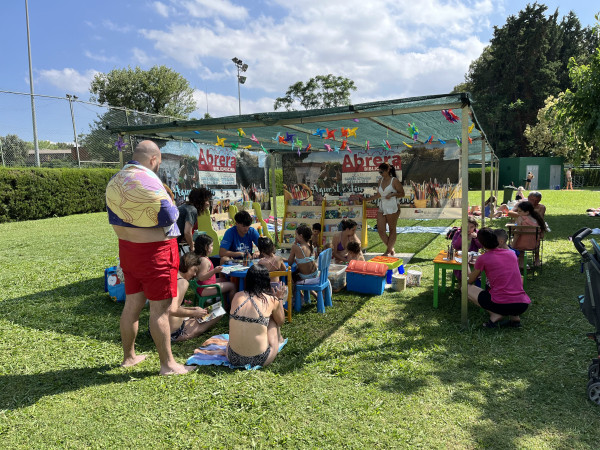 Gaudim de la Biblipiscina a la Piscina Municipal d'Estiu!