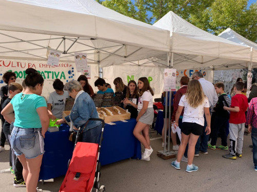 Les cooperatives del alumnes de 5è de l'Escola Francesc Platón i Sarti venen els seus productes al mercat setmanal i al mercat municipal