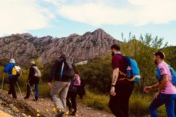 Més de 300 persones participen a la 21a edició de la Caminada de Primavera Abrera-Montserrat. Moltes gràcies a tothom!