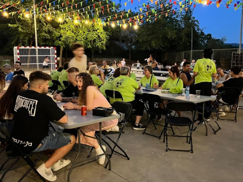 El veïnat del barri de Les Carpes d'Abrera celebra la seva Festa Major amb gran participació a les activitats programades!