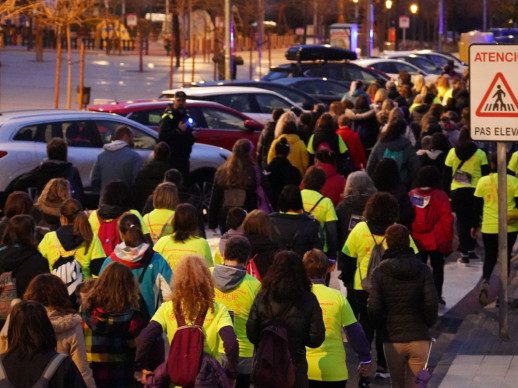 Abrera Municipi Feminista! Més de 300 persones han participat en la quarta Marxa Nocturna de la Dona a Abrera, amb el lema 'Juntes fem nostra la nit'