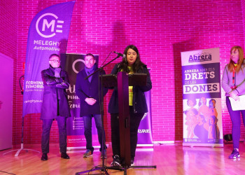 Abrera Municipi Feminista! Més de 300 persones han participat a la quarta Marxa Nocturna de la Dona a Abrera, amb el lema 'Juntes fem nostra la nit'