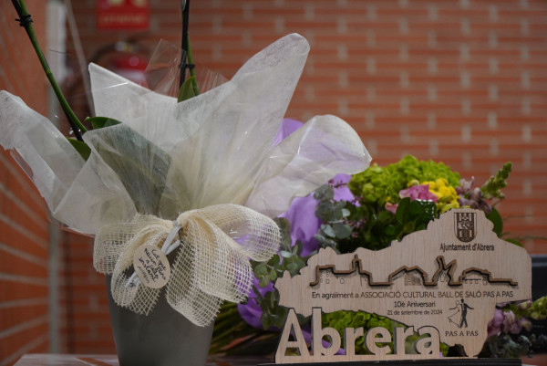 Felicitem l’entitat de balls de saló Pas a Pas d'Abrera que ha celebrat el seu 10è aniversari amb una gran festa! Per molts anys!