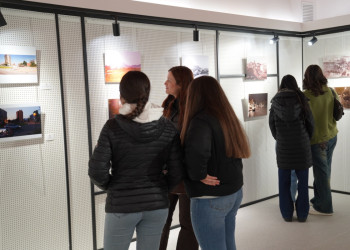 Visitem l'exposició 'Art i memòria fotogràfica: l’Abrera d’abans i la d’ara' a l'Espai Artístic Pere torres amb els i les joves que han participat en la mostra