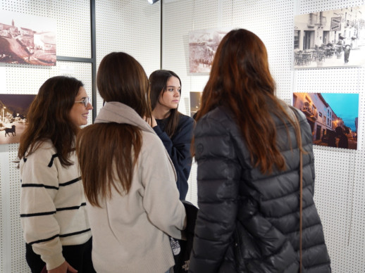 Visitem l'exposició 'Art i memòria fotogràfica: l'Abrera d'abans i d'ara' a l'Espai Artístic Pere Torres amb els i les joves que han participat en la mostra