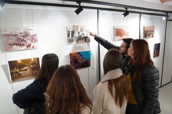 Visitem l'exposició 'Art i memòria fotogràfica: l’Abrera d’abans i la d’ara' a l'Espai Artístic Pere torres amb els i les joves que han participat en la mostra