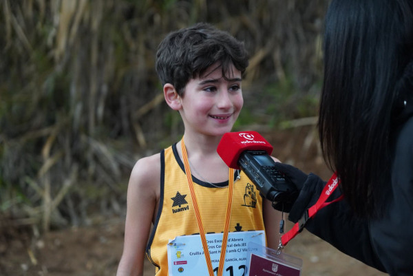 Abrera amb l'esport! Èxit del 3r Cros Local d'Abrera i 4rt Cros Comarcal Escolar del curs 2024-2025 i la cursa solidària celebrats aquest dissabte 8 de febrer a l'avida. de Sant Hilari