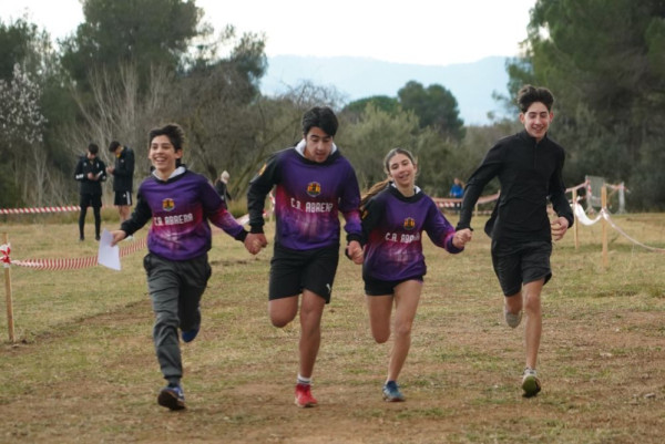 Abrera amb l'esport! Èxit del 3r Cros Local d'Abrera i 4rt Cros Comarcal Escolar del curs 2024-2025 i la cursa solidària celebrats aquest dissabte 8 de febrer a l'avida. de Sant Hilari