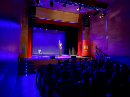 Tian Lara presenta El Anticoach a la Sala Municipal d'Abrera