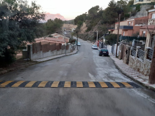 Vetllem per la seguretat de les nostres veïnes i veïns escampant sal a diferents carrers del municipi per evitar les plaques de gel