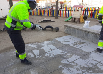 Vetllem per la seguretat de les nostres veïnes i veïns escampant sal a diferents carrers del municipi per evitar les plaques de gel