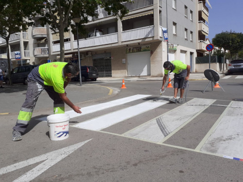 Durant el mes d'agost realitzem treballs de manteniment a l'espai públic amb el repintat de diversos passos de vinanants a diferents punts del nostre municipi