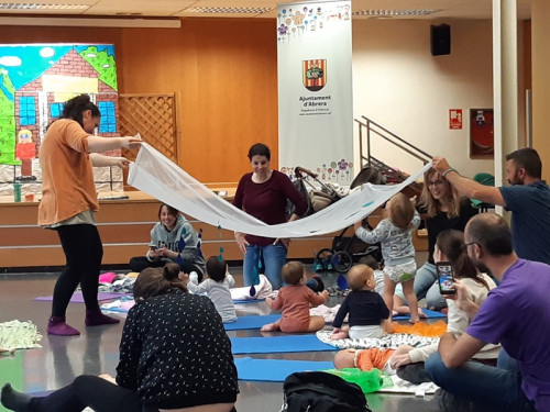 Maternem a Abrera! Dimecres 20 d'abril les famílies van gaudir del taller "Contes sobre la Pell" a càrrec d'Ana Paredes