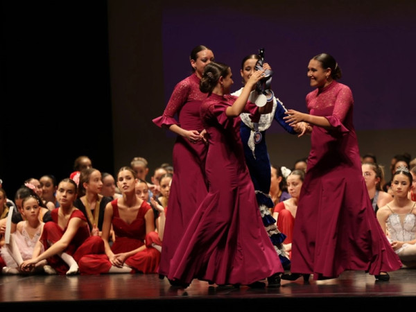 Entreguem els diplomes de reconeixement a les integrants de l'entitat Juventudes Rocieras, pels seus èxits assolits en el darrer Campionat de dansa de Catalunya