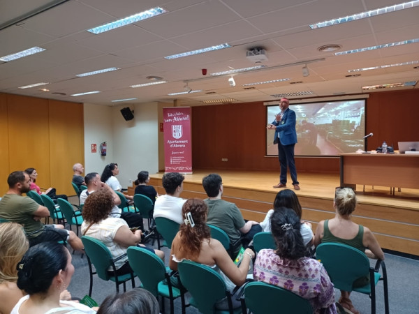 Una trentena de persones assisteixen a la sessió informativa del Centre Logístic de Mercadona a la Casa de Cultura