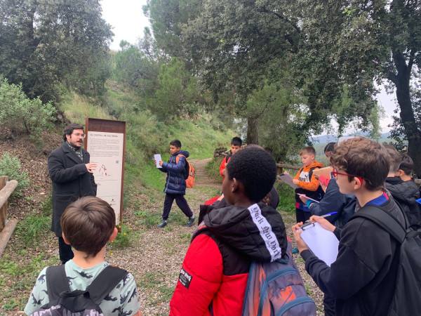 Continuem donant a conèixer a l'alumnat els nostres elements patrimonials, amb dues visites dels grups de sisè de l'Escola Ernest Lluch al Castell de Voltrera d'Abrera