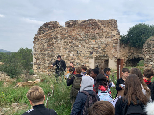 Continuem donant a conèixer a l'alumnat els nostres elements patrimonials, amb dues visites dels grups de sisè de l'Escola Ernest Lluch al Castell de Voltrera d'Abrera